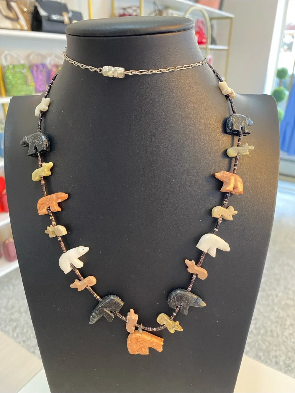 Vintage stone necklace animal carved - Picture 6 of 7